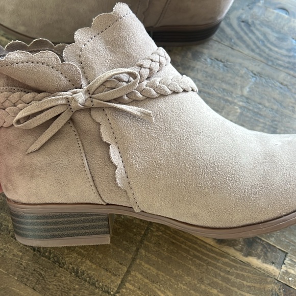 Girls Sonoma Heel Ankle Boots, tan with accent ribbon detail. size 4 - Picture 3 of 7